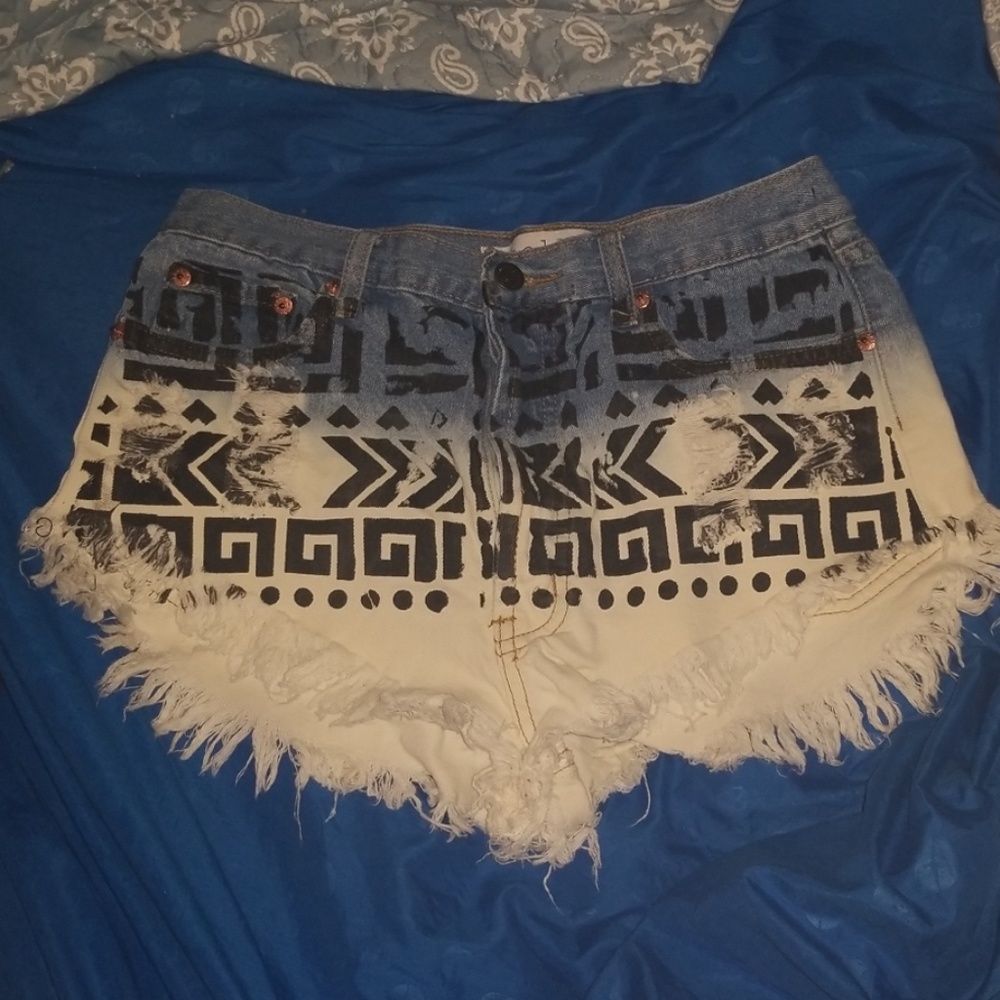 Super cute Aztec ombre distressed shorts